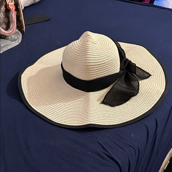 Chic Cream Wide Brim Hat with Black Bow - Picture 1 of 1